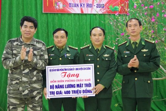 Tặng trang thiết bị trị giá 550 triệu đồng cho Đồn Biên phòng “3 không”