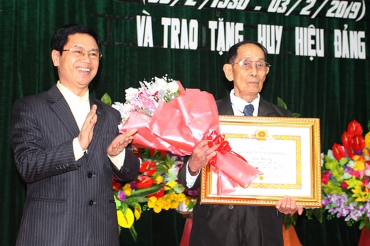 Đồng chí Nguyễn Xuân Sơn trao Huy hiệu 70 năm tuổi Đảng cho đảng viên ở Nghi Lộc