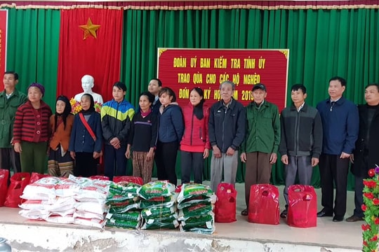 Ủy ban Kiểm tra Tỉnh ủy tặng quà Tết cho các hộ nghèo ở Con Cuông, Quỳnh Lưu