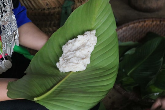 Món bánh Tết thơm ngon từ gạo của người Mông Nghệ An