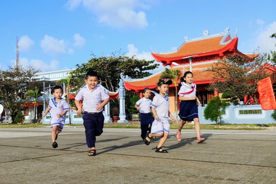 Thăm Nhà tưởng niệm Bác Hồ ở Trường Sa