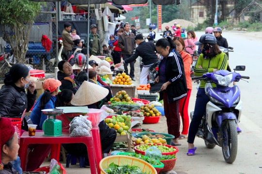 Dân đổ ra đường bán hàng, một chợ thị trấn ở Nghệ An vắng hoe khách