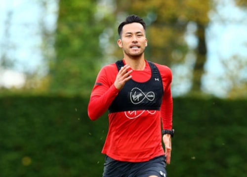 Tại sao các cầu thủ bóng đá mặc "áo ngực" khi tập luyện