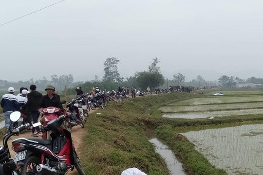 Nam thanh niên tử vong bất thường  bên xe máy giữa đồng