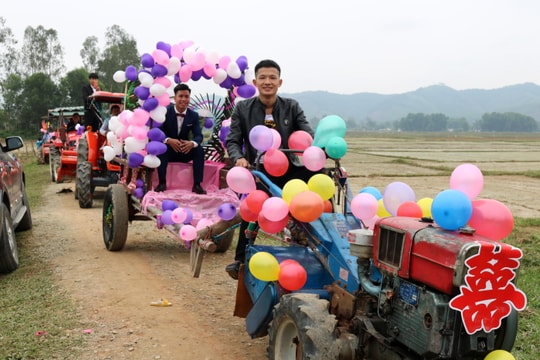 Màn rước dâu dùng máy cày kéo xe bò độc đáo ở quê nghèo Nghệ An