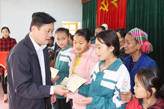 Chủ tịch UBND tỉnh Thái Thanh Quý tặng quà Tết tại huyện Quỳ Châu