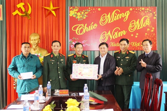 Chủ tịch UBND tỉnh chúc tết đơn vị LLVT, gia đình chính sách, hộ nghèo huyện Quế Phong