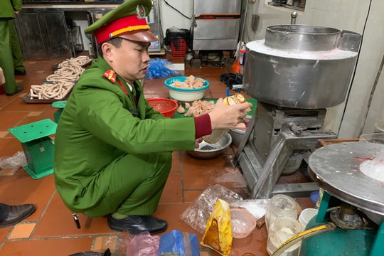 Nghệ An: Đột nhập cơ sở giò, chả lúc nửa đêm, phát hiện nhiều phụ gia Trung Quốc