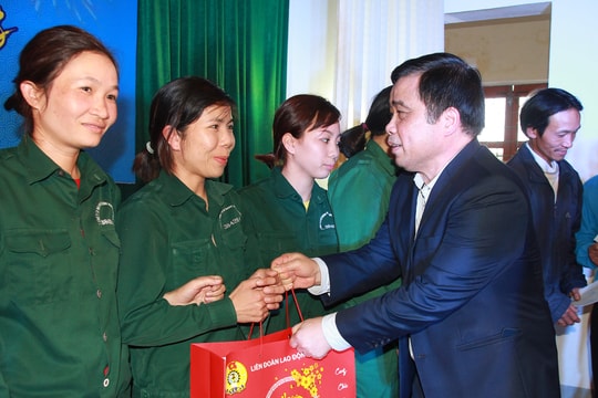 Phó Chủ tịch UBND tỉnh Huỳnh Thanh Điền chúc Tết công nhân TP Vinh