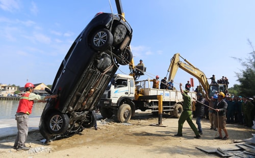 Xe 4 chỗ lao xuống sông, 3 người chết