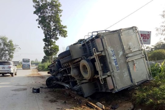 Xe chở lá dong lật nhào, người dân cạy cửa cứu tài xế