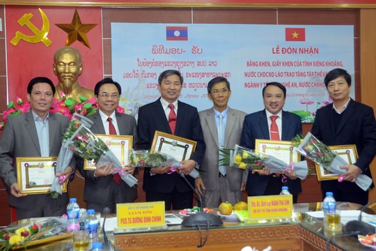 Tỉnh Xiêng Khoảng (Lào) tặng bằng khen, giấy khen cho ngành y tế Nghệ An