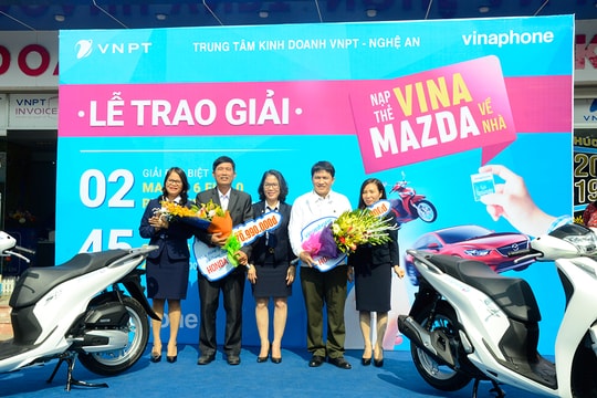 Nghệ An: 2 khách hàng nhận thưởng xe SH của VNPT 