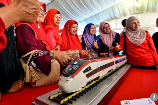 Trump đồng ý mở cửa chính phủ trong 3 tuần; Malaysia hủy dự án đường sắt của Trung Quốc