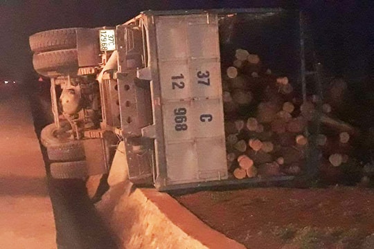 Tránh hai xe vượt nhau, xe tải chở keo lật nghiêng  ​