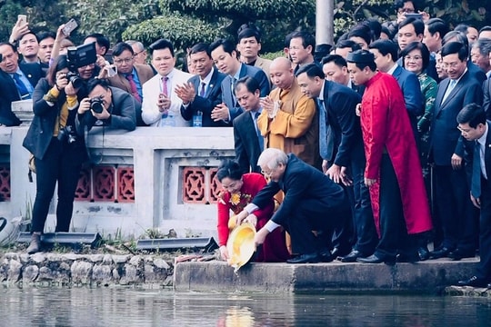 Tổng Bí thư, Chủ tịch nước cùng kiều bào thả cá chép tại Hồ Gươm