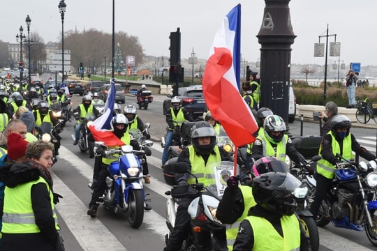 Biểu tình “áo vàng” tiếp tục thách thức tổng thống Macron