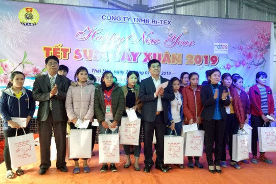 Trao quà Tết tới người nghèo, gia đình chính sách