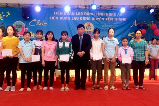 Tổng Giám đốc Đài Tiếng nói Việt Nam trao quà Tết công nhân, gia đình khó khăn