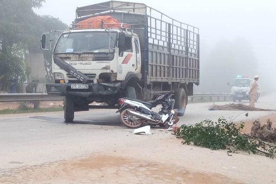 Nghệ An: Va chạm với xe tải, nam thanh niên tử vong
