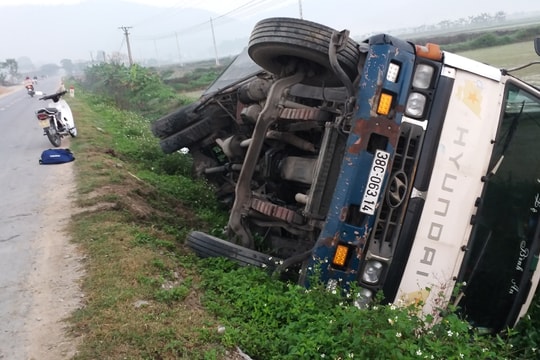 Xe tải lật nghiêng xuống mương nước, 3 người thoát chết