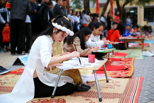 Ấn tượng “Ngày Tết trường em” ở Trường THPT Nguyễn Trường Tộ (TP. Vinh)