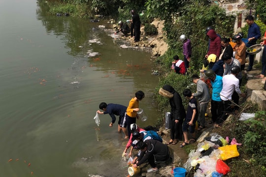 Bờ sông, hồ ở TP. Vinh ken kín người đi thả cá chép
