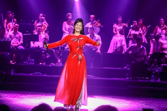 Hồng Nhung xin trừ cát-xê vì hát sai lời