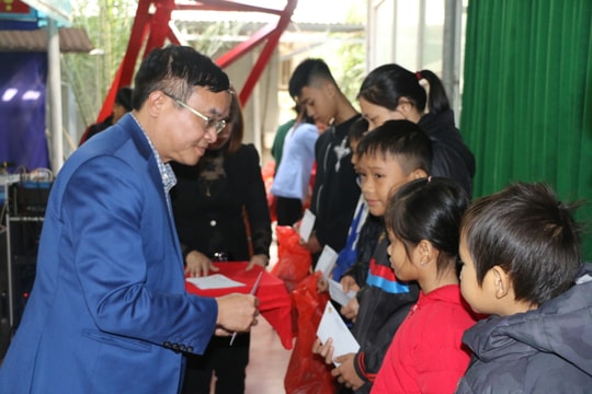 Trao quà Tết cho hộ nghèo, gia đình chính sách ở các địa phương