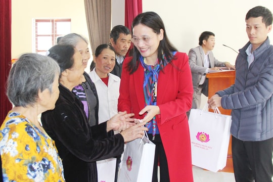 Lãnh đạo tỉnh thăm, chúc Tết các sở, ngành, địa phương