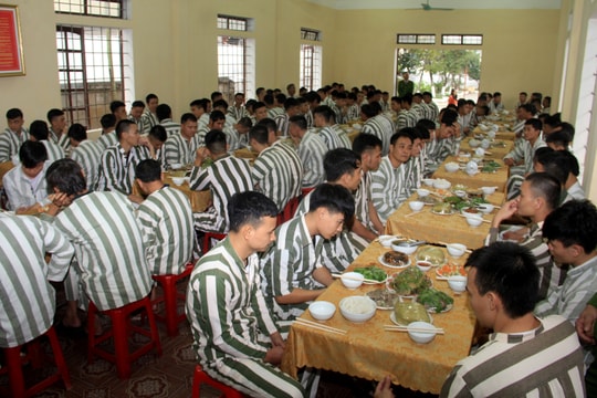 Bữa cơm tất niên trong Trại tạm giam