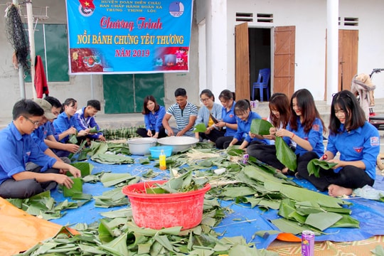 Đoàn viên ở Nghệ An chung tay gói bánh chưng tặng người nghèo