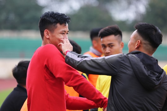 Quế Ngọc Hải bị cầu thủ SLNA trêu ghẹo ngày chia tay sân Vinh