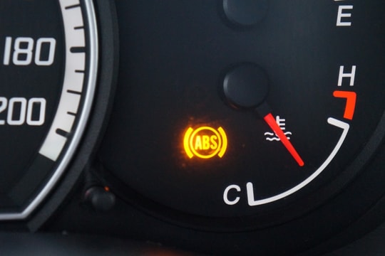 Cách xử lý nhanh 6 đèn cảnh báo quan trọng trên ô tô tài xế cần biết