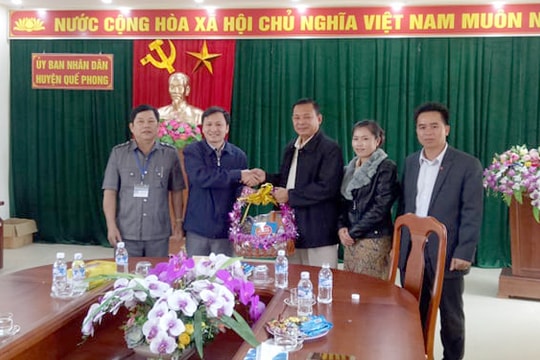 Huyện Xăm Tảy, Hủa Phăn, Lào chúc Tết huyện Quế Phong