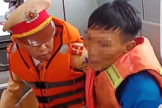 Kịp thời cứu người đàn ông nhảy cầu Bến Thủy tự vẫn