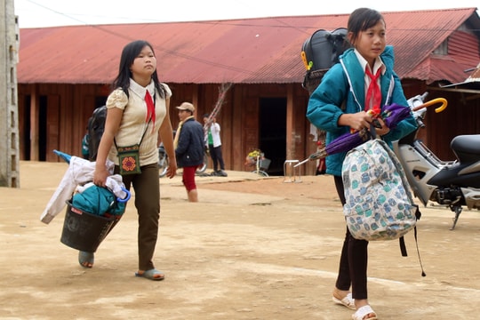 Học sinh vùng cao “tay xách nách mang”, rời nội trú về nghỉ Tết