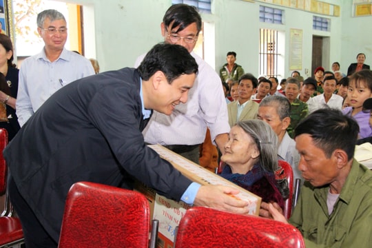Bí thư Tỉnh ủy Nguyễn Đắc Vinh trao quà chúc Tết người nghèo ở huyện Yên Thành