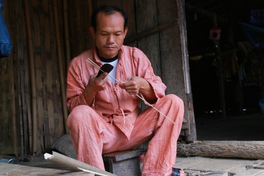 Độc đáo bộ nam phục người Ơ đu