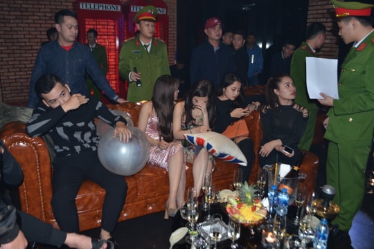 Đột kích quán bar tại Vinh, phát hiện nhiều dân chơi sử dụng bóng cười, cỏ