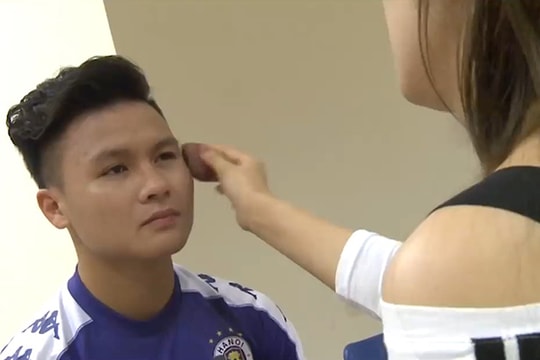 Quang Hải được trang điểm kỹ lưỡng trước khi chụp ảnh áo đấu