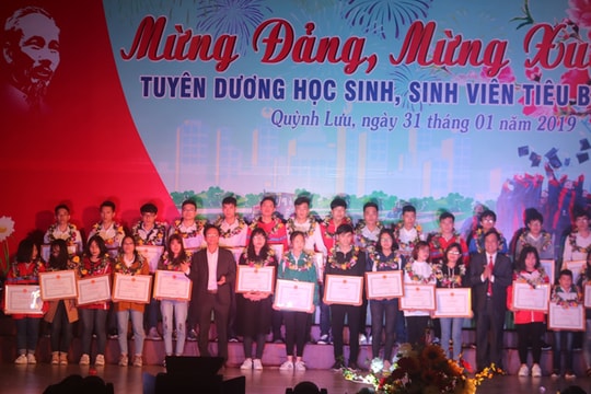 Giao lưu mừng Đảng, mừng Xuân và tuyên dương 34 học sinh, sinh viên tiêu biểu