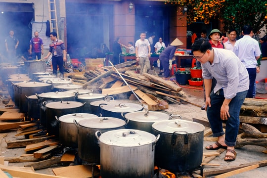 Nét đẹp văn hóa gói bánh chưng tập thể ở Vinh