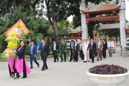 Lãnh đạo tỉnh dâng hoa, dâng hương tưởng niệm Chủ tịch Hồ Chí Minh