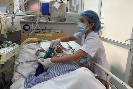 Uống 8 chai rượu tất niên, nam thanh niên hôn mê