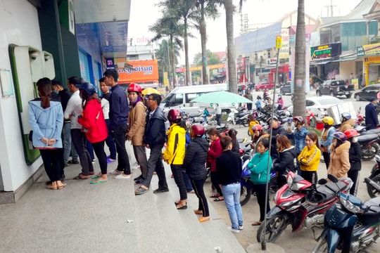 “Rồng rắn” chờ rút tiền tại ATM ngày cận Tết