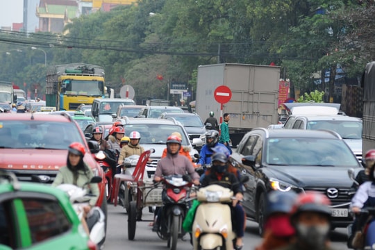 Đường phố thành Vinh chật như nêm những ngày cận Tết