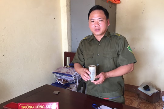 Dọn đường đón Tết, người dân nhặt được lựu đạn bên bờ mương