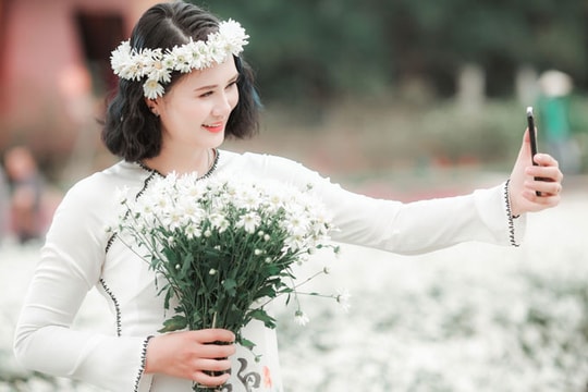  Hoa khôi bóng chuyền Kim Huệ tạo dáng bên hoa xuân