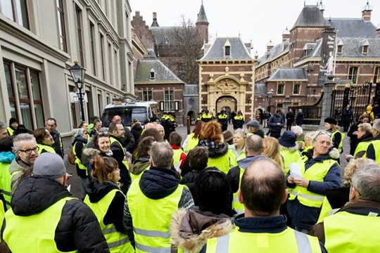 Biểu tình “Áo vàng” kêu gọi Hà Lan rời khỏi EU; Nội bộ Philippines lủng củng vì biển Đông